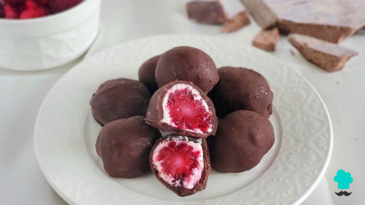 Receta de Frambuesas bañadas en chocolate: el bocado dulce y fácil que se prepara con solo 3 ingredientes