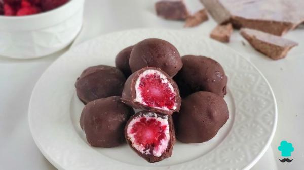 Receta de Frambuesas bañadas en chocolate: el bocado dulce y fácil que se prepara con solo 3 ingredientes