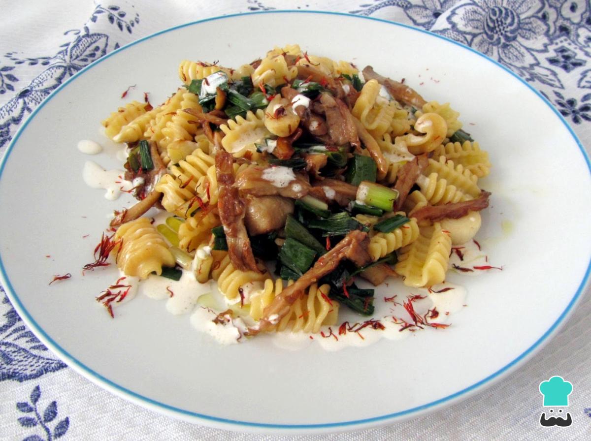 Receta de Pasta con setas y ajos tiernos