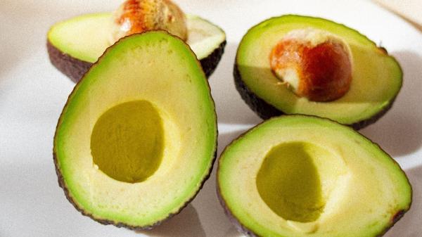 El mejor truco para saber si un aguacate está pasado: "Presiónalo cerca del tallo, ahí se nota antes que en otras zonas" - ¿Cómo conservar un aguacate para que dure más tiempo?