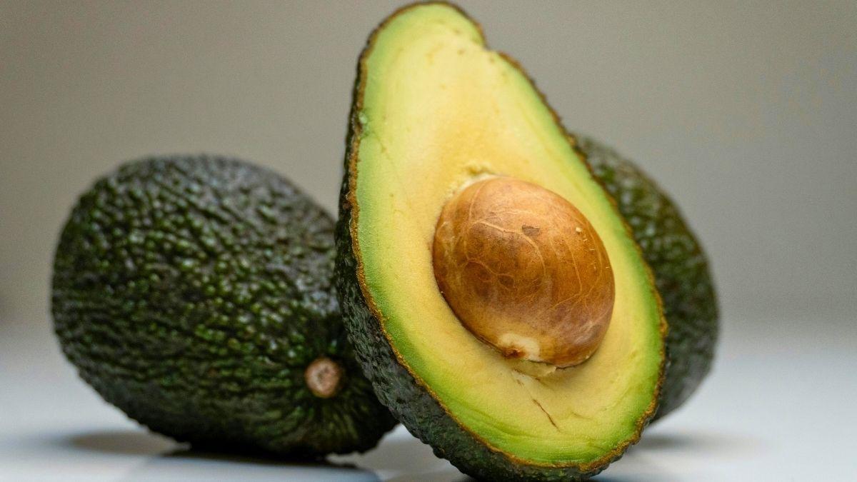 El mejor truco para saber si un aguacate está pasado: "Presiónalo cerca del tallo, ahí se nota antes que en otras zonas"