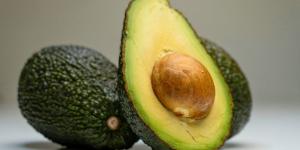 El mejor truco para saber si un aguacate está pasado: "Presiónalo cerca del tallo, ahí se nota antes que en otras zonas"