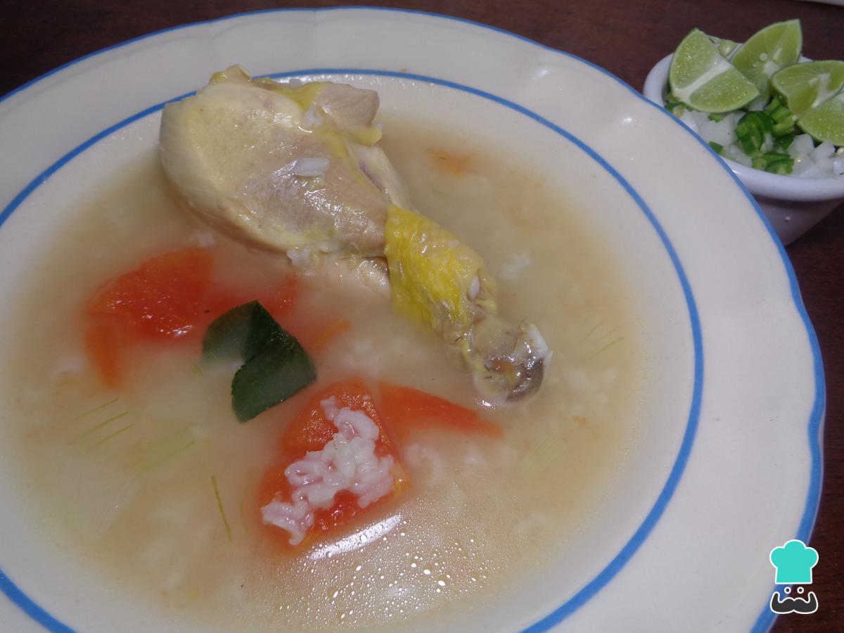 Receta de Caldo de pollo con arroz mexicano