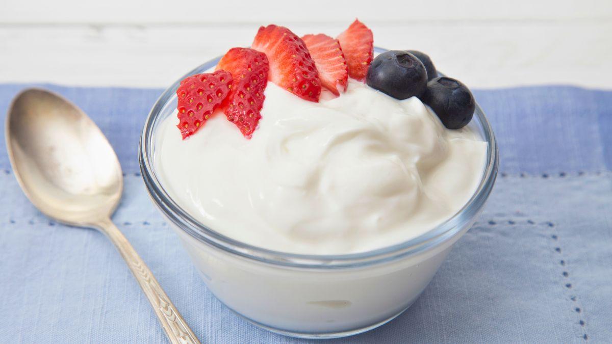 Yogur griego o yogur natural: diferencias reales y cuál es más saludable según nutricionistas
