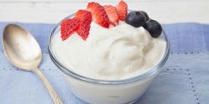 Yogur griego o yogur natural: diferencias reales y cuál es más saludable según nutricionistas