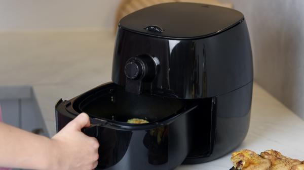 Dani García, cocinero: “Los espárragos blancos de bote mejoran si los pasas por el airfryer y les añades jamón y parmesano” - Este es el ingrediente que da un toque crujiente y cambia por completo esta receta rápida