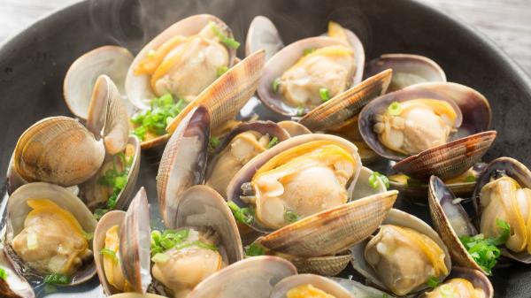 Los chefs vascos coinciden: “Para que las almejas estén aún más buenas, no las sofrías solo con ajo, prepara una salsa con vino blanco, harina y perejil” - La salsa verde, uno de los clásicos de la cocina vasca