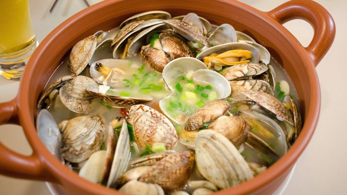 Los chefs vascos coinciden: “Para que las almejas estén aún más buenas, no las sofrías solo con ajo, prepara una salsa con vino blanco, harina y perejil”