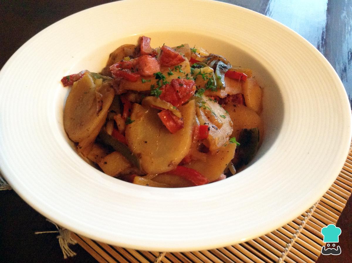 Receta de Patatas a lo pobre con chorizo