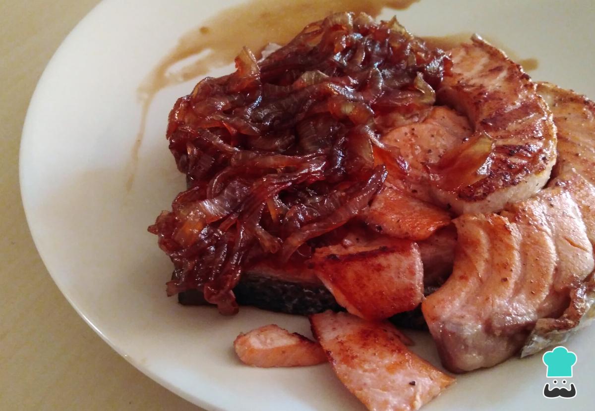 Receta de Salmón a la plancha con cebolla caramelizada