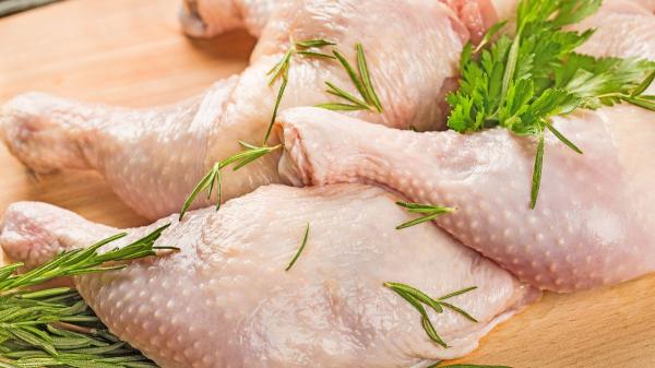 ¿Pollo con piel amarilla o piel blanca? Los nutricionistas explican cuál elegir y qué significa realmente su color - La explicación de por qué unos pollos tienen la piel amarilla y otros blanca