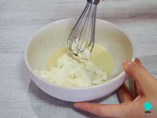 Receta de Flan de queso y leche condensada: suave, cremoso y con un delicioso toque de caramelo - Paso 3