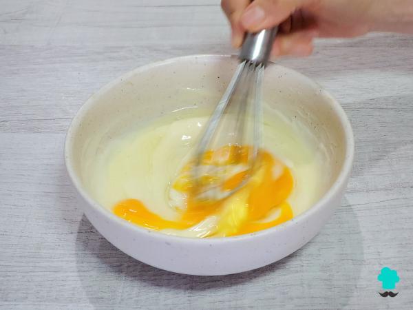Receta de Flan de queso y leche condensada: suave, cremoso y con un delicioso toque de caramelo - Paso 4
