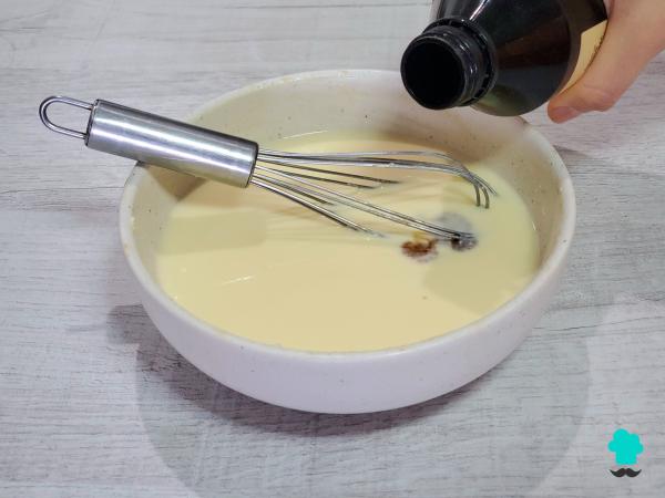 Receta de Flan de queso y leche condensada: suave, cremoso y con un delicioso toque de caramelo - Paso 5