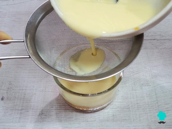 Receta de Flan de queso y leche condensada: suave, cremoso y con un delicioso toque de caramelo - Paso 6