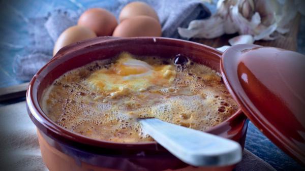 Fray Ángel, cocinero: “La sopa de ajo más rica no se hace con aceite, sino con 120 g de tocino y 3 yemas de huevo” - Fray Ángel cambia el aceite de oliva por tocino para darle más sabor a la sopa
