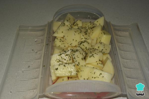 Receta de Patatas al vapor con hierbas lékué - Paso 6