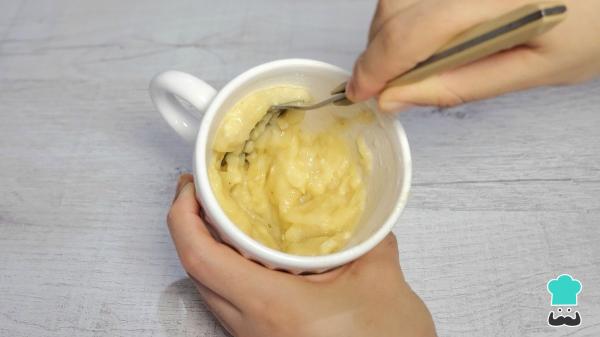 Receta de Bizcocho de avena y plátano en taza: esponjoso y listo en 2 minutos en el microondas - Paso 1
