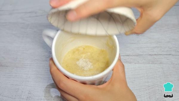 Receta de Bizcocho de avena y plátano en taza: esponjoso y listo en 2 minutos en el microondas - Paso 2