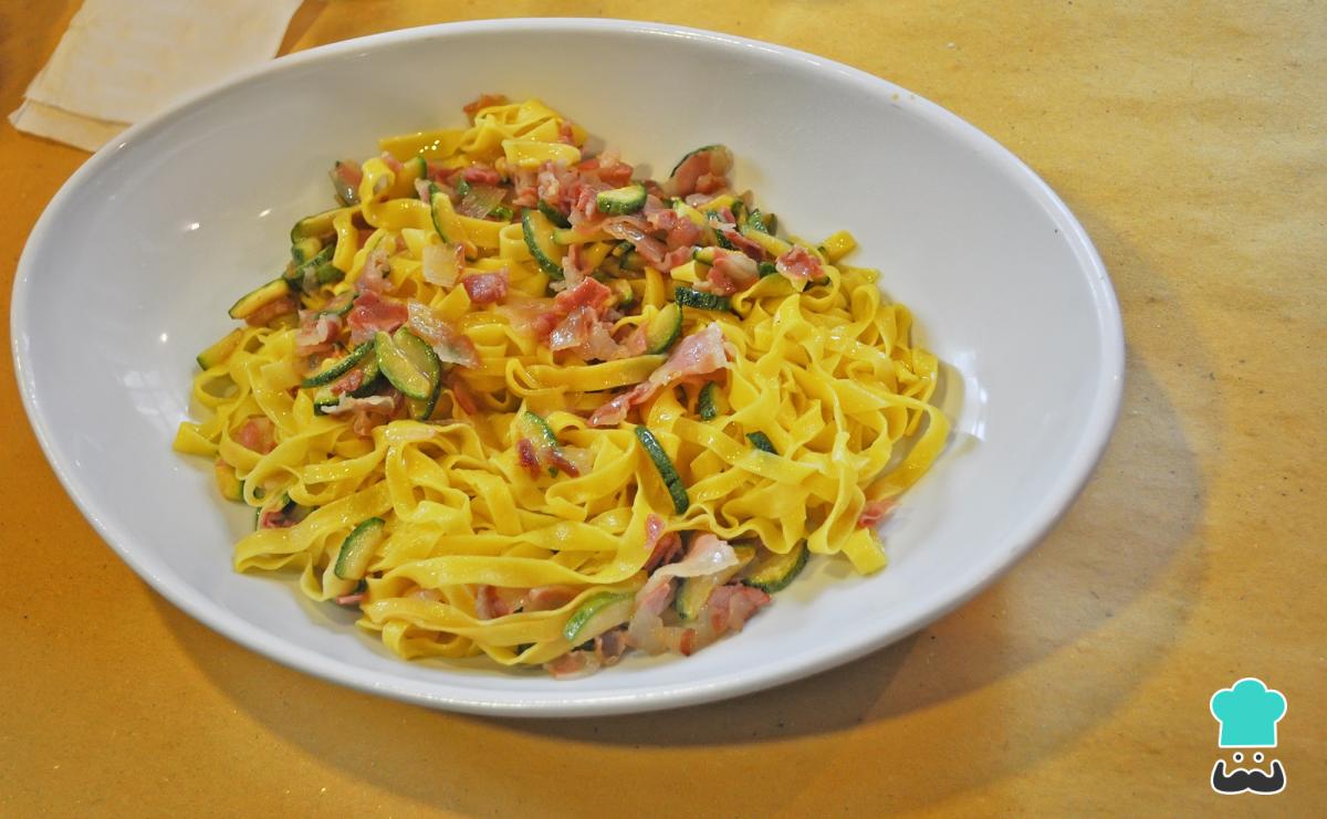 Receta de Pasta con calabacín y bacon