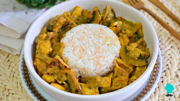 Receta de Arroz con pollo al curry y champiñones: fácil, sabroso y perfecto para tu menú semanal