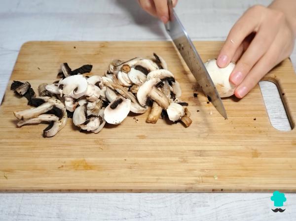 Receta de Arroz con pollo al curry y champiñones: fácil, sabroso y perfecto para tu menú semanal - Paso 1
