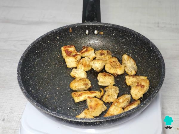 Receta de Arroz con pollo al curry y champiñones: fácil, sabroso y perfecto para tu menú semanal - Paso 2