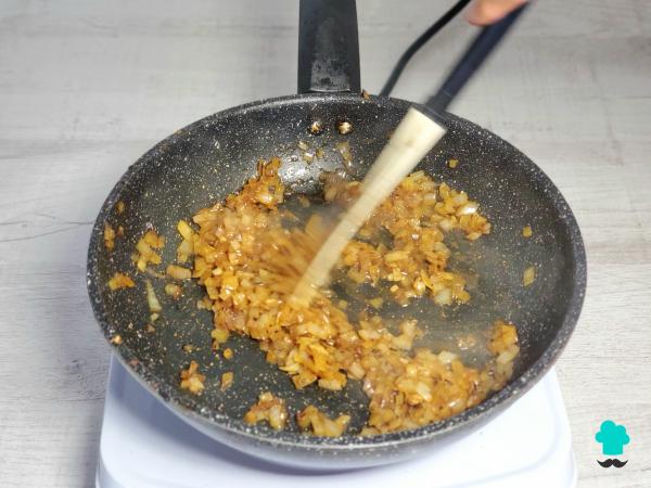 Receta de Arroz con pollo al curry y champiñones: fácil, sabroso y perfecto para tu menú semanal - Paso 3