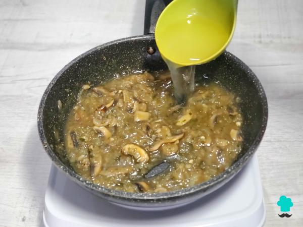 Receta de Arroz con pollo al curry y champiñones: fácil, sabroso y perfecto para tu menú semanal - Paso 4