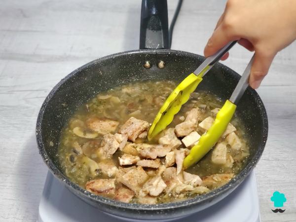 Receta de Arroz con pollo al curry y champiñones: fácil, sabroso y perfecto para tu menú semanal - Paso 5