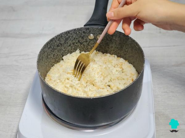 Receta de Arroz con pollo al curry y champiñones: fácil, sabroso y perfecto para tu menú semanal - Paso 9