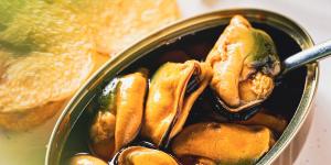 Las mejores latas de conservas con las que puedes combinar las patatas fritas de bolsa para los aperitivos de este verano