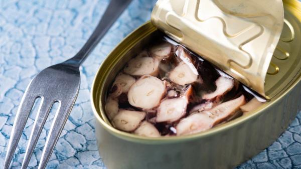 Las mejores latas de conservas con las que puedes combinar las patatas fritas de bolsa para los aperitivos de este verano - Pulpo en conserva: una combinación cada vez más popular