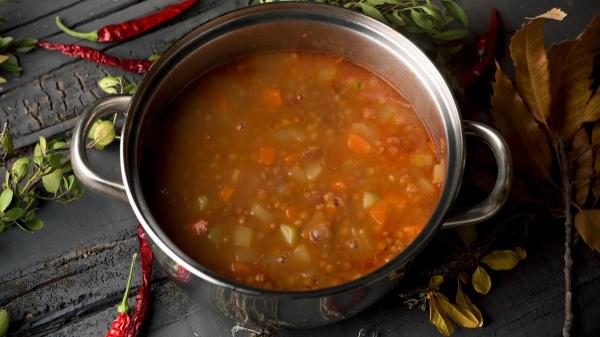 Dani García, chef: “Para que las lentejas queden más cremosas, hacemos un puré con el chorizo y la zanahoria y lo añadimos al final” - Dani García tiene un truco para espesar las lentejas: tritura el chorizo y la zanahoria
