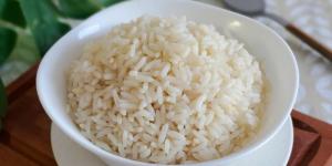 Receta de Arroz blanco de la abuela: el truco casero para que quede siempre suelto y no se pegue