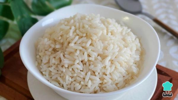 Receta de Arroz blanco de la abuela: el truco casero para que quede siempre suelto y no se pegue