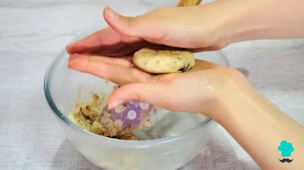 Receta de Cookies americanas sin gluten: el truco definitivo para que queden tiernas por dentro y crujientes por fuera - Paso 6