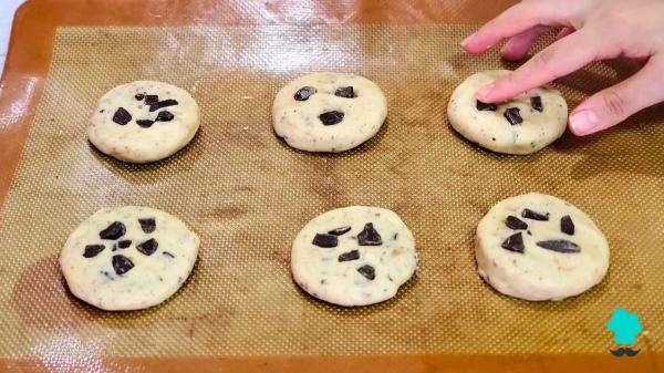 Receta de Cookies americanas sin gluten: el truco definitivo para que queden tiernas por dentro y crujientes por fuera - Paso 7