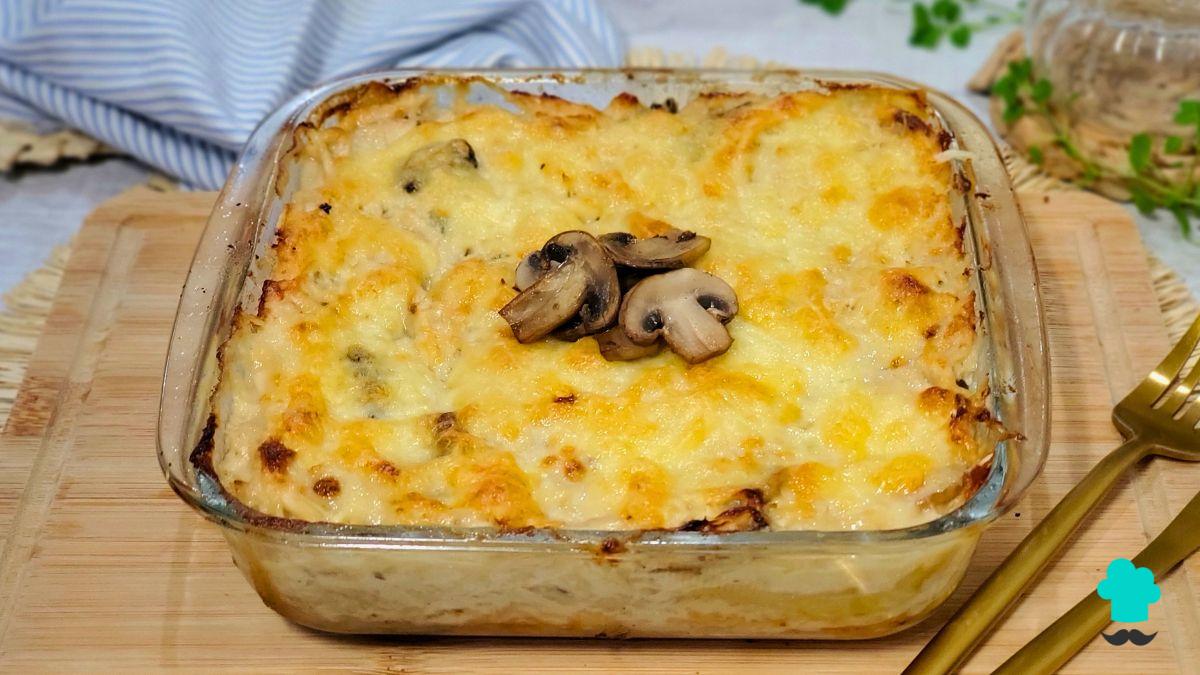 Receta de Lasaña de pollo y champiñones: fácil, cremosa y muy jugosa