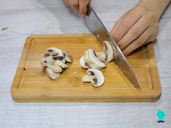 Receta de Lasaña de pollo y champiñones: fácil, cremosa y muy jugosa - Paso 1