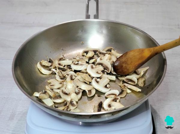 Receta de Lasaña de pollo y champiñones: fácil, cremosa y muy jugosa - Paso 2