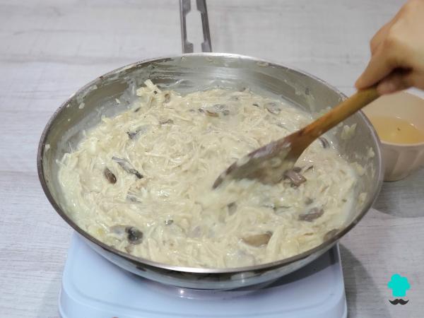 Receta de Lasaña de pollo y champiñones: fácil, cremosa y muy jugosa - Paso 8