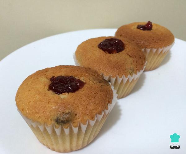 Receta de Cupcakes rellenos de mermelada - Paso 8