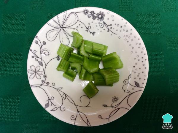 Zumo detox - Piña, pepino y apio - Paso 2