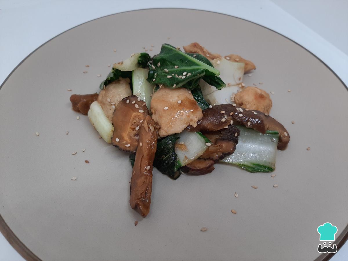 Receta de Pak choi salteado con pollo y setas