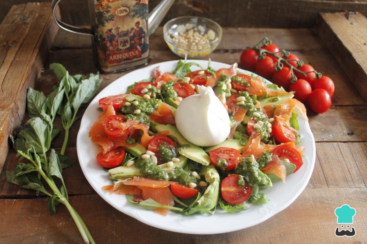 Receta de Ensalada de burrata con tomate, rúcula y pesto