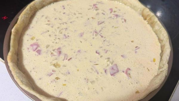 Receta de Quiche Lorraine: la clásica tarta salada francesa fácil y muy cremosa - Paso 11