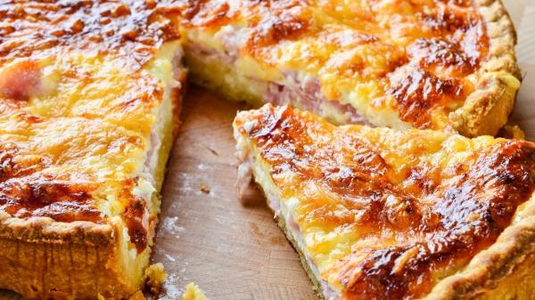 Receta de Quiche Lorraine: la clásica tarta salada francesa fácil y muy cremosa - Paso 12
