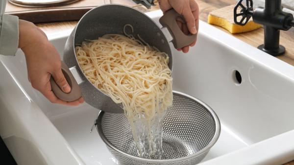 Los chefs coinciden: “Los espaguetis quedan mucho más cremosos si reservas un poco de agua de cocción y la añades a la salsa” - Por qué el agua de cocción de los espaguetis mejora la salsa