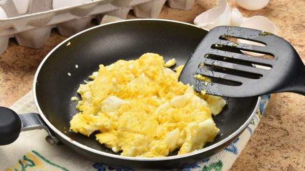 Los nutricionistas recomiendan: “Los huevos revueltos más ricos y sanos no se acompañan con jamón, sino con pavo y champiñones” - El secreto de un buen revuelto está en controlar el fuego